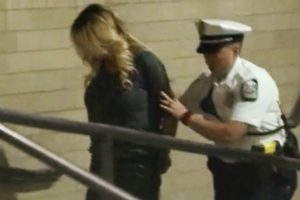 Trump ile ilişki yaşadığını iddia eden Daniels'a yönelik suçlamalar düşürüldü