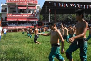 Minik pehlivanların mücadelesiyle başladı