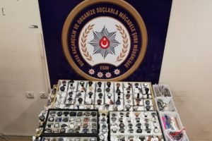 Bursa'da polis 150 bin TL değerinde gümrük kaçağı saatlere el koydu