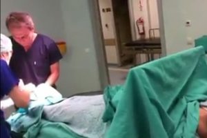 Ameliyat olurken türkü söyledi