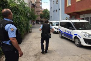 Bursa'da silahla annesini rehin alıp, polislere ateş açtı