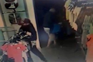 Yangın tüpü ile camı kırıp elbise çaldılar