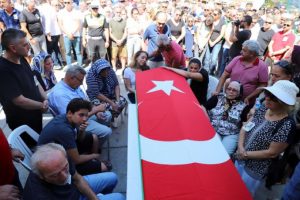 Balkondan düşen polis memuru gözyaşlarıyla uğurlandı