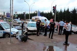 Hafif ticari araç önce otomobile sonra polis aracına çarptı! 3 yaralı