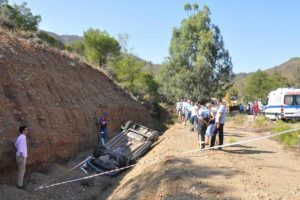 Otomobil şarampole devrildi: 2 ölü