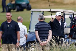 Trump, protestoların gölgesinde golf oynadı