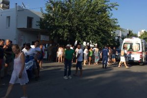 Otomobil pansiyona daldı 3 kişi yaralandı