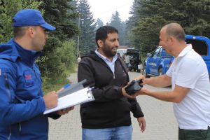 Bursa'da yerde bulduğu 110 bin Suudi Riyali dolu çantayı turist sahibine teslim etti