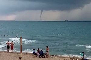 Bartın'da denizde hortum meydana geldi
