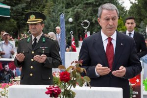 Milli Savunma Bakanı Akar şehitlerin mezarını ziyaret etti