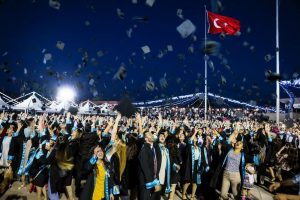 Ömer Halisdemir Üniversitesinde mezuniyet coşkusu