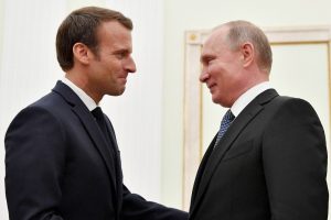 Macron, Putin'i dünya kupasına ev sahipliği yaptıkları için tebrik etti