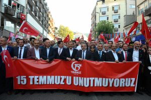 Bursa'da binlerce vatandaş bayrak yürüyüşünde buluştu