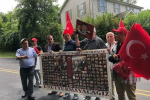 FETÖ elebaşı 15 Temmuz'da malikanesinin önünde protesto edildi