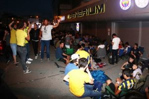 Fenerbahçe taraftarları kombinelere akın etti!