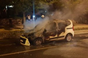 Seyir halindeki araç alev alev yandı