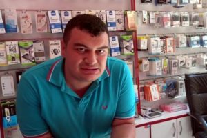 Telefoncuyu basıp sopalarla dövdüler!
