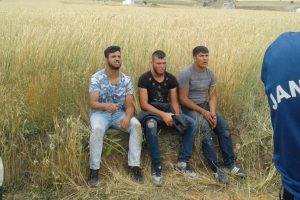 Muhtar 3 şüpheliyi kıskıvrak yakaladı