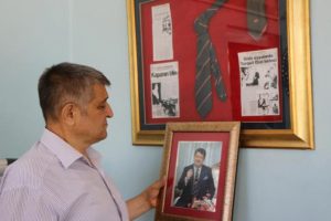 Turgut Özal'ın kravatını 30 yıldır sergiliyor