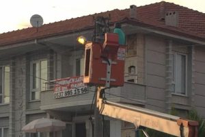 Elektrik teline basan cankurtaran akıma kapıldı