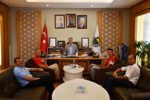 Yamaç paraşütü takımından Bursa İnegöl Belediye Başkanı Taban'a ziyaret