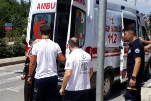 Motosiklet devrildi: 3 kişi yaralandı