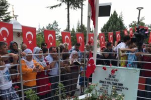 Sporcular Şehit Halisdemir'i mezarı başında andı