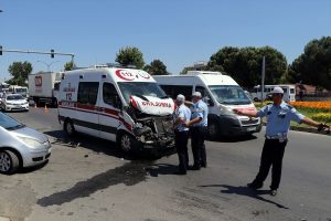 Aydın'da ambulans ile kamyonet çarpıştı: 5 yaralı