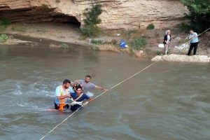 Piknikçiler yükselen çay suyunda mahsur kaldı