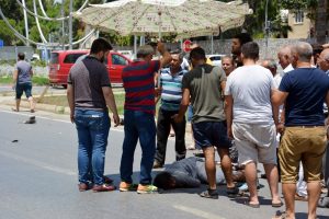 Yaralı kadını, şemsiye ile güneşten korudular