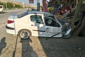 Otomobil, kamyonete çarptı: 1 ölü, 3 yaralı