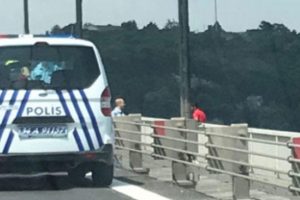 İntihar girişimi köprü trafiğini kilitledi!