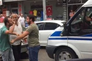 Ambulans sürücüsü, ambulansa yol vermeyince ortalık karıştı!