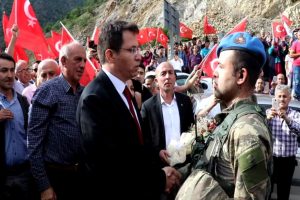 Kahraman askerler dualarla karşılandı
