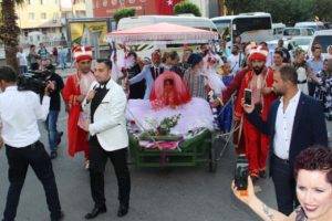 Eşini almaya kayıkla geldi!