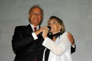 Yalova'da Filiz Akın ve Ediz Hun'a yoğun ilgi