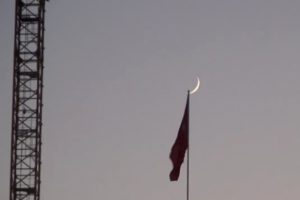 Cami üzerinde görülen hilal manzarası mest etti