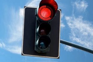 Bursa'da kırmızı ışıkta geçen sürücüye tazminat cezası
