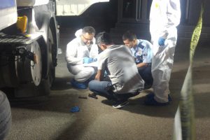 Bursa'da alkollü sürücü yakalanacağını anlayınca, polislerin yanında kafasına sıktı