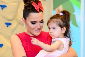 Demet Akalın kızını bagajda götürdü!