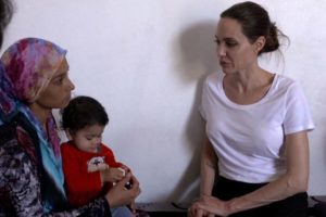 Angelina Jolie'den mülteci kampına ziyaret