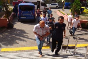 Eski emniyet mensupları FETÖ'den hakim karşısında!