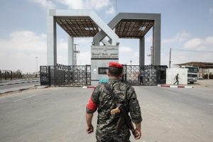 Mısır Refah Sınır Kapısı'nı geçişlere kapattı