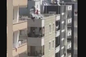 Çocuğunun beline ip bağlayıp çatıdan sarkıttı!