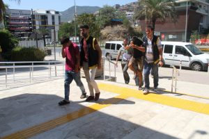 Cep telefonu hırsızları yakayı ele verdi