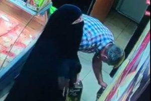 Çarşafla 22 teneke zeytinyağı çaldılar