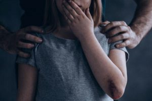 Babaya kızını dudaktan öpmekten 15 yıl ceza