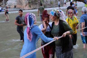 Piknik yaptıkları sırada kanyonda mahsur kaldılar