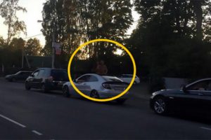 Trafikte inanılmaz görüntü! Çift herkesin gözü önünde...