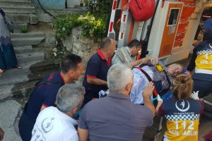 Hurda eşyaları yakarken alevlerin arasında kaldı
